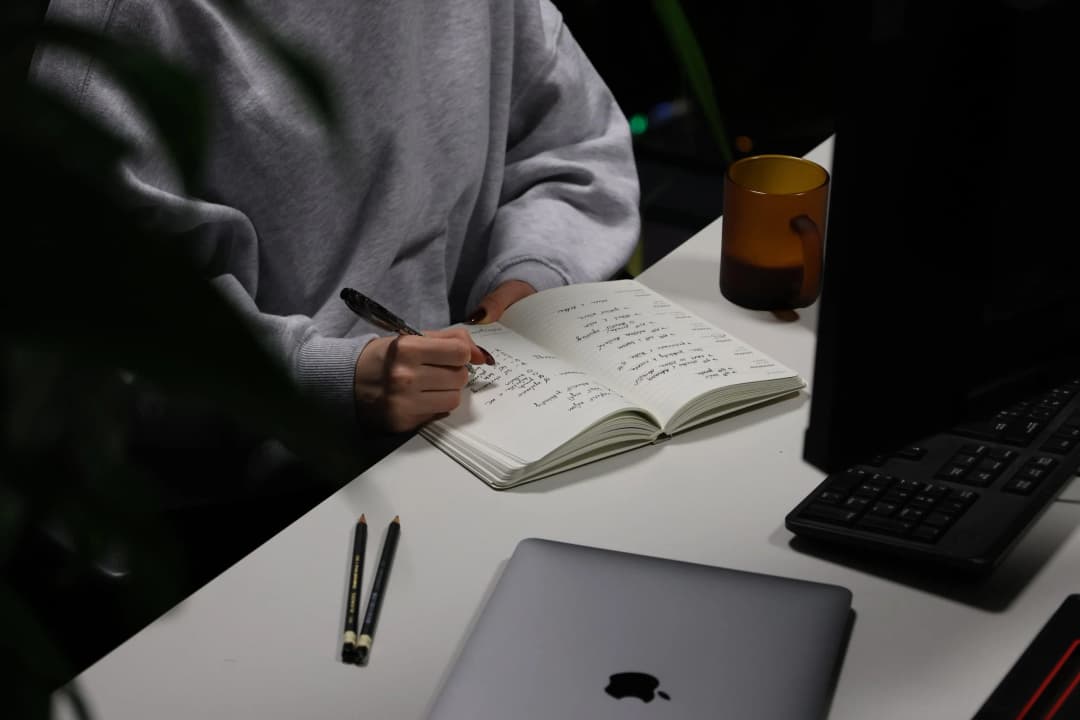 Žurnálovanie vedľa MacBooku — analógový a digitálny svet spolu