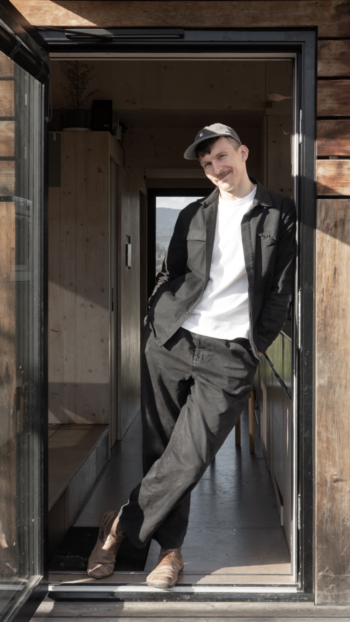 Ivan Zaťko vo dverách tiny housu na Orave
