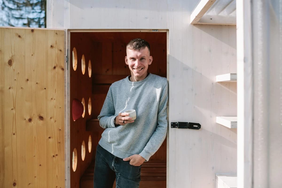 Ivan Zaťko s kávou pri saune What A Hut